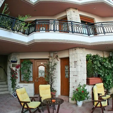 Giannis & Foteini 아피토스