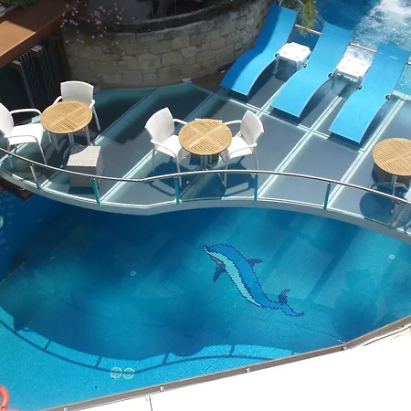 Giannis & Foteini 아피토스